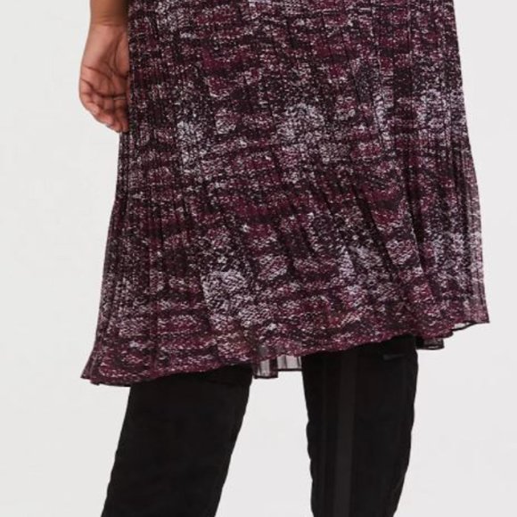 ⭐ HOST PICK ⭐ Torrid Purple Snakeskin Mini Skirt 2 - Picture 3 of 5